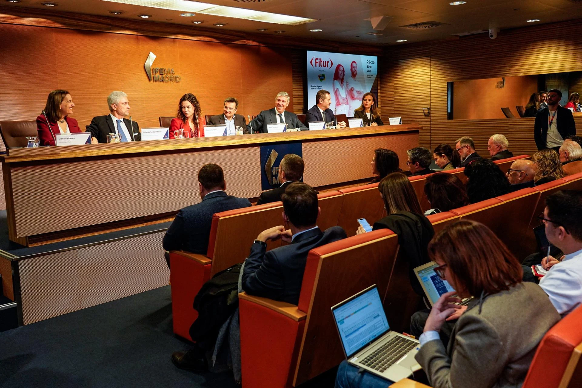 Equipo del gabinete de prensa de Madval Media revisando una nota de prensa